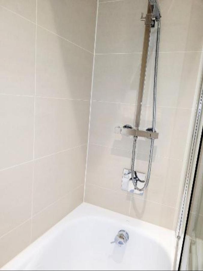 2 Bedroom Apt With 2 Comfortable King Size Beds, Free Private Parking, Easy Access To London West Byfleet Exteriör bild