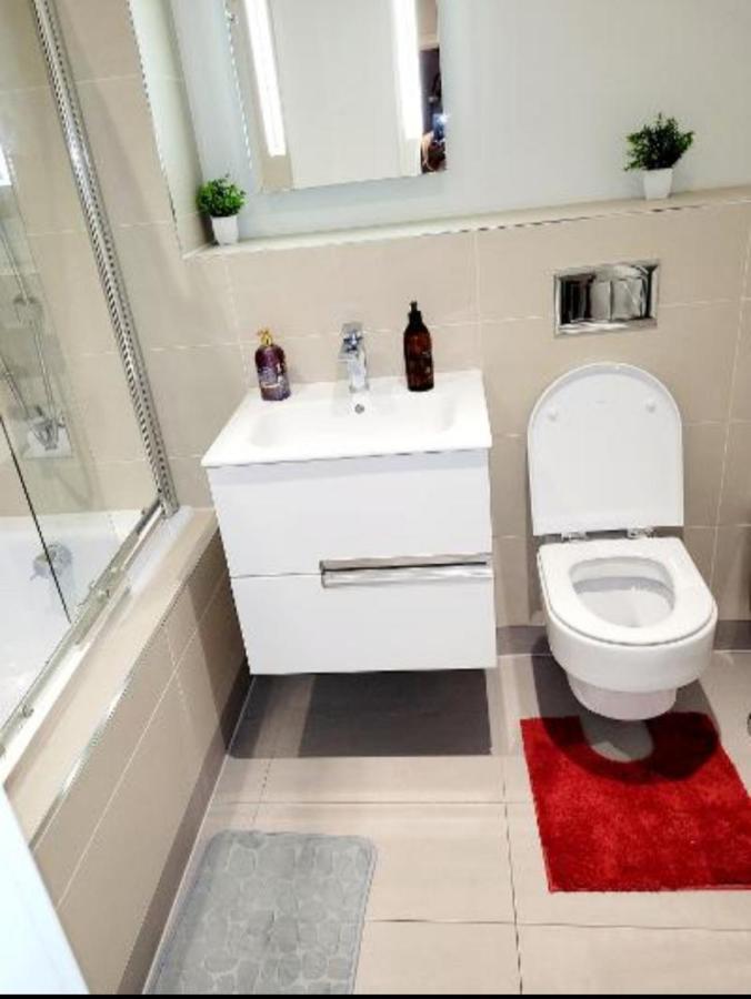 2 Bedroom Apt With 2 Comfortable King Size Beds, Free Private Parking, Easy Access To London West Byfleet Exteriör bild